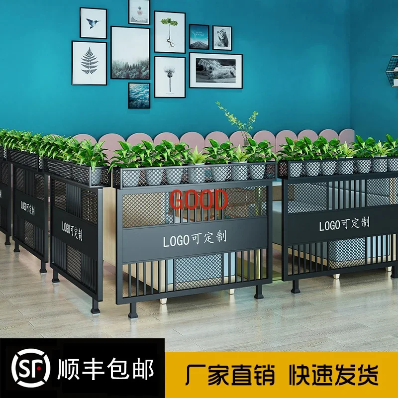 Cabine en fer forgé plante verte clôture à paroi basse vent industriel