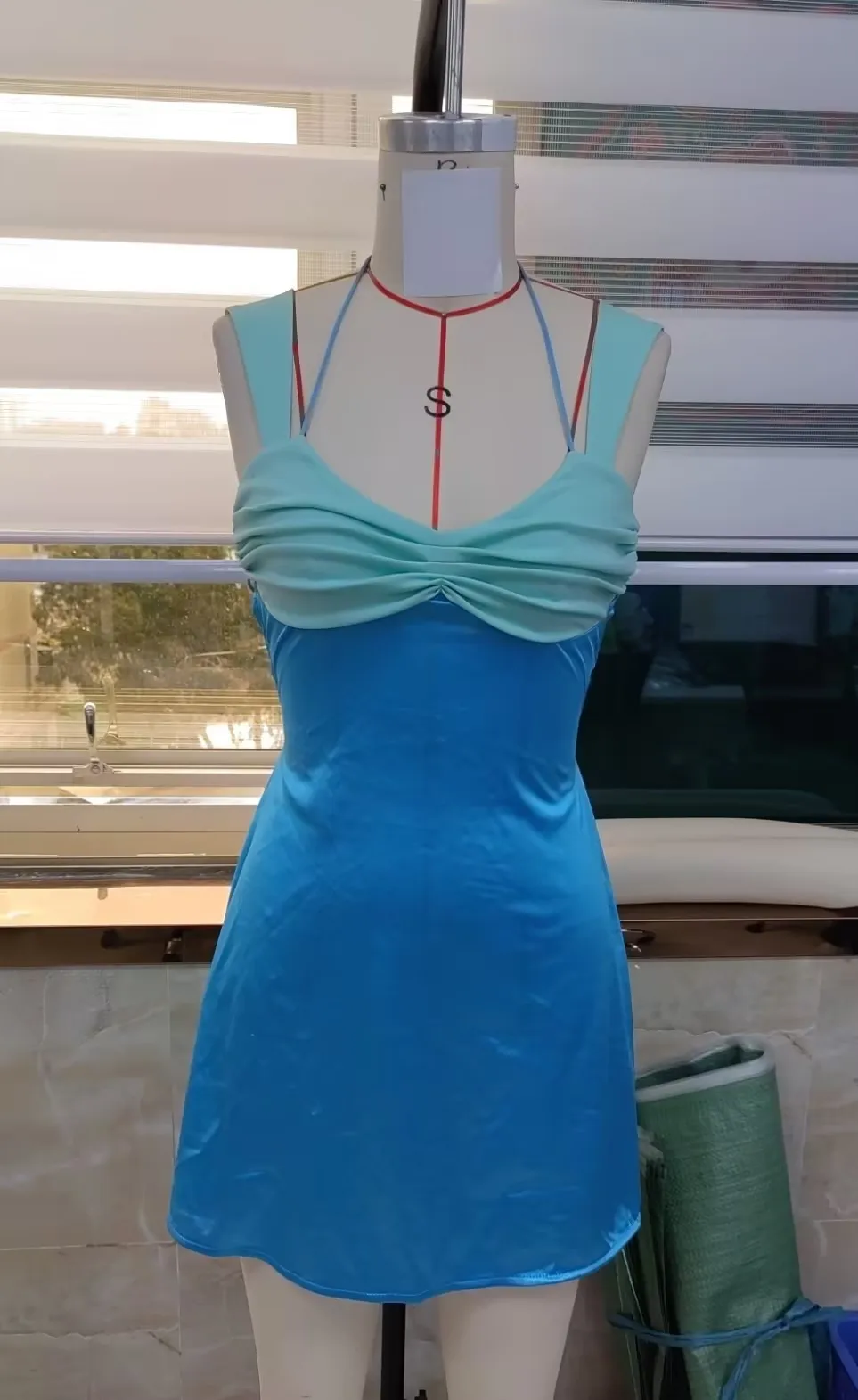 فستان نسائي قصير بدون أكمام صيفي كاجوال بألوان متباينة فستان حفلات مكشكش بدون ظهر لملابس الشاطئ والنوادي #1