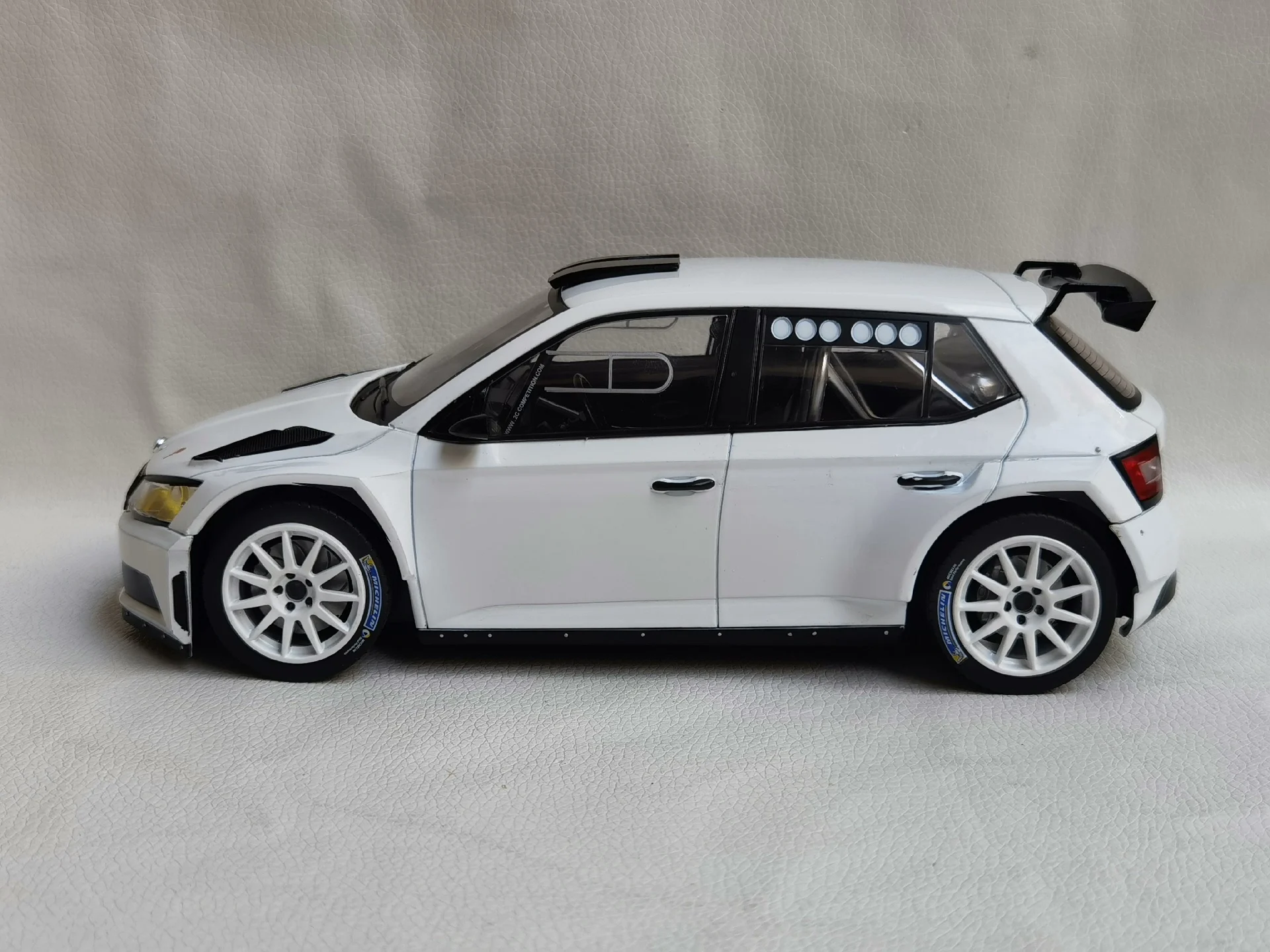 Diecast IXO 1/18 Scale SKODA FABIA R5 Skoda Alloy Car Model Collectible Toy Gift Souvenir Display Ornament