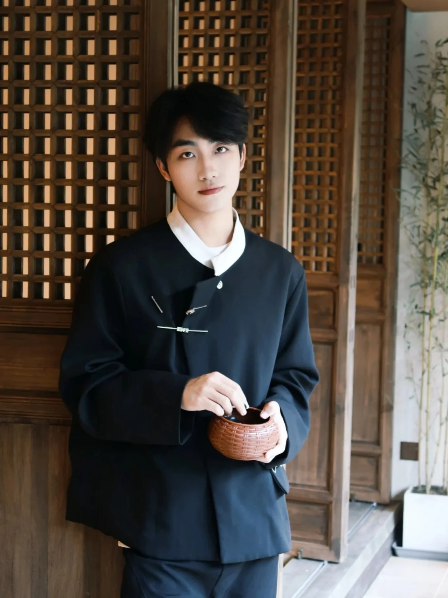 

Новый китайский свадебный костюм-пиджак для мужчин: осенне-зимний, формальный, с воротником-стойкой, на заказ, для свадебной церемонии