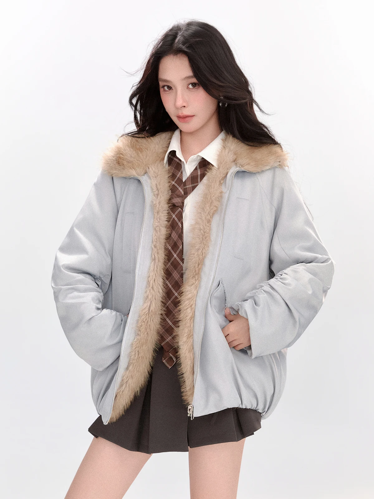 

Дизайнерская двусторонняя женская куртка-парка 2025 года: новая коллекция осень-зима, экологичная, с меховыми вставками, свободного кроя, стройнящая фигуру