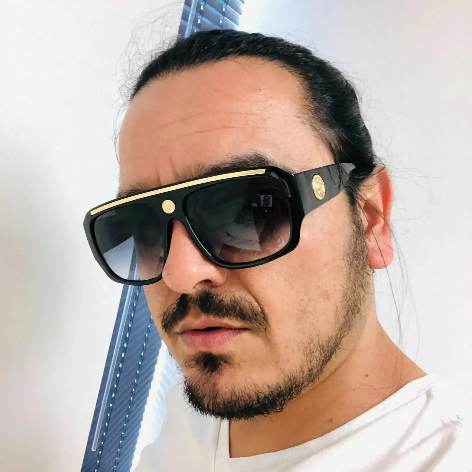 

Солнцезащитные очки с квадратной оправой увеличенного размера и золотистыми вставками - защита от УФ-излучения UV400