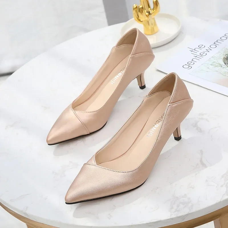 Женские туфли-лодочки с острым носком, на среднем каблуке 5 см