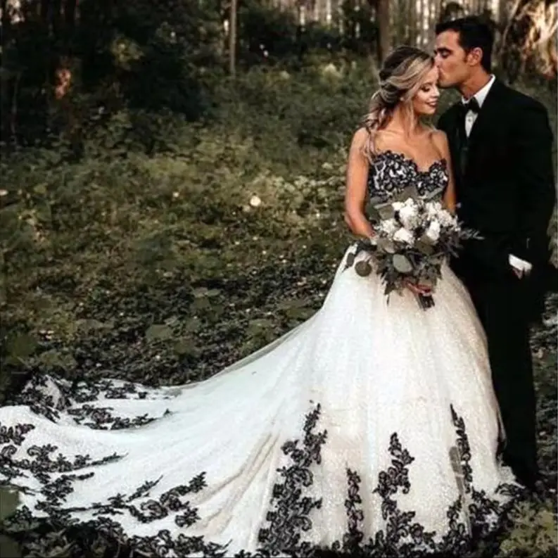 

Black And White Wedding Dresses Sweetheart Chapel Train A-Line Country Gothic Bridal Gowns Sleeveless Lace Appliques Customized
