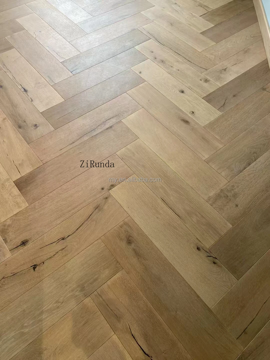 نسخة مخصصة من غرفة المعيشة ذات الأرضية الخشبية الهندسية متعددة الأغراض من خشب البلوط الأوروبي