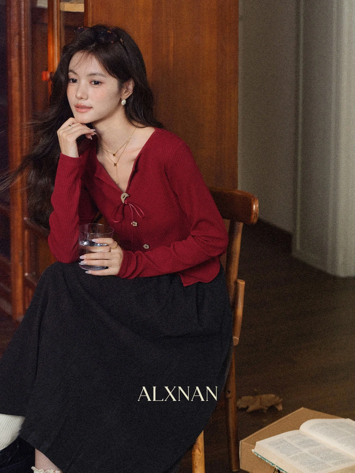 

Красная женская футболка с V-образным вырезом и длинным рукавом, приталенная, повседневная, осенняя, модный дизайн, с узором розы и изображением оленя, в стиле «Тысячелетний олень»