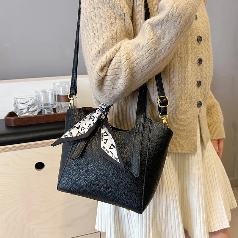 

Minimalist Chic Commuter Bag With Trendy Letter Logo And Solid Color Ideal For Stylish Women Everyday Carrier