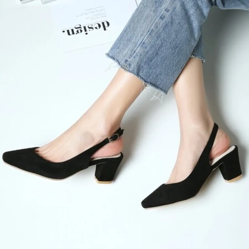 

Бархатные туфли. Роскошные сандалии на высоком каблуке. 2025 г. Женские замшевые модные туфли на высоком каблуке для девочек. Сексуальные закрытые новые заостренные ремешки сзади.