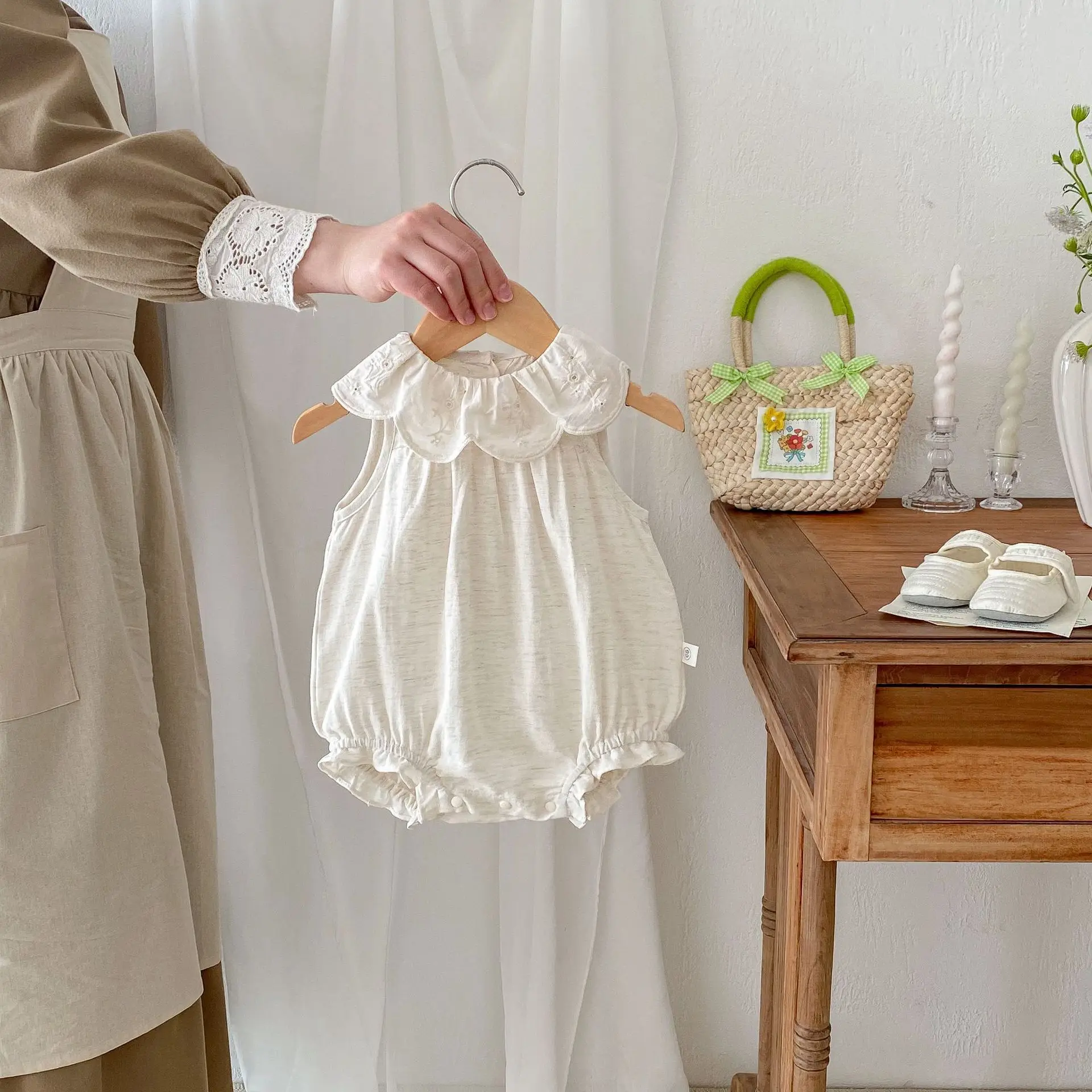 

Korean 2024 Summer Infant Girls Rompers Sleeveless Muslin Solid Lace Collar Cool Baby Girls Bodysuit Newborn Girls Outfits