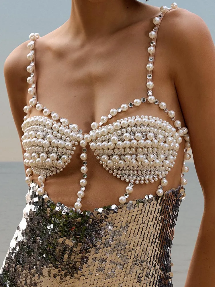 فستان VC Chic مزين بالترتر واللؤلؤ ومزين بفتحات وأشرطة لحفلات السهرة العصرية