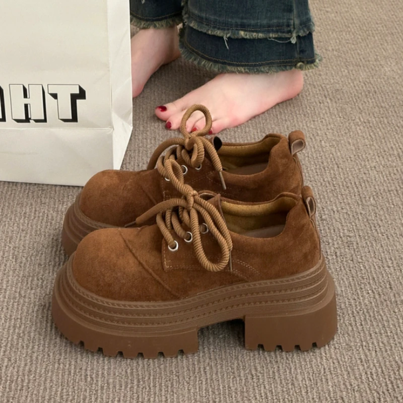 

Женская обувь на высоком каблуке. Дизайнерские замшевые лоферы на платформе. 2026. Новые туфли на шнуровке в стиле ретро. Модное весеннее платье. Уютное Mujer Zapatos.