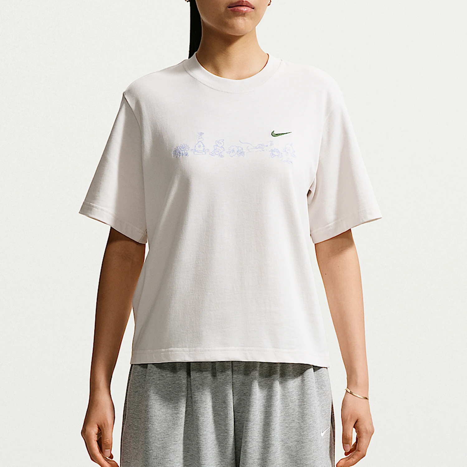 Nike Original Sportswear Damen-T-Shirt mit kurzen Ärmeln, weich und atmungsaktiv, IW1213-030