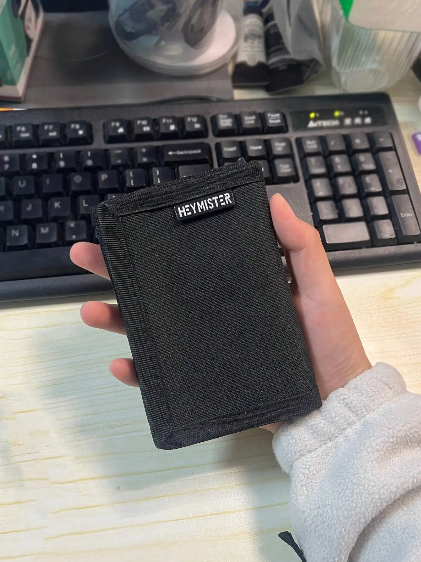 

1pc Men's Short Wallet, Casual Clip Label Solid Color Letter Portable Multi-Color Commuter Daily Short Wallet
