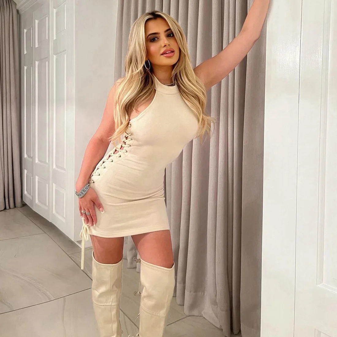 2025 가을 신상 유럽 및 미국 스타일 스트리트 트렌드 민소매 칼라리스 백오픈 플리츠 드레스