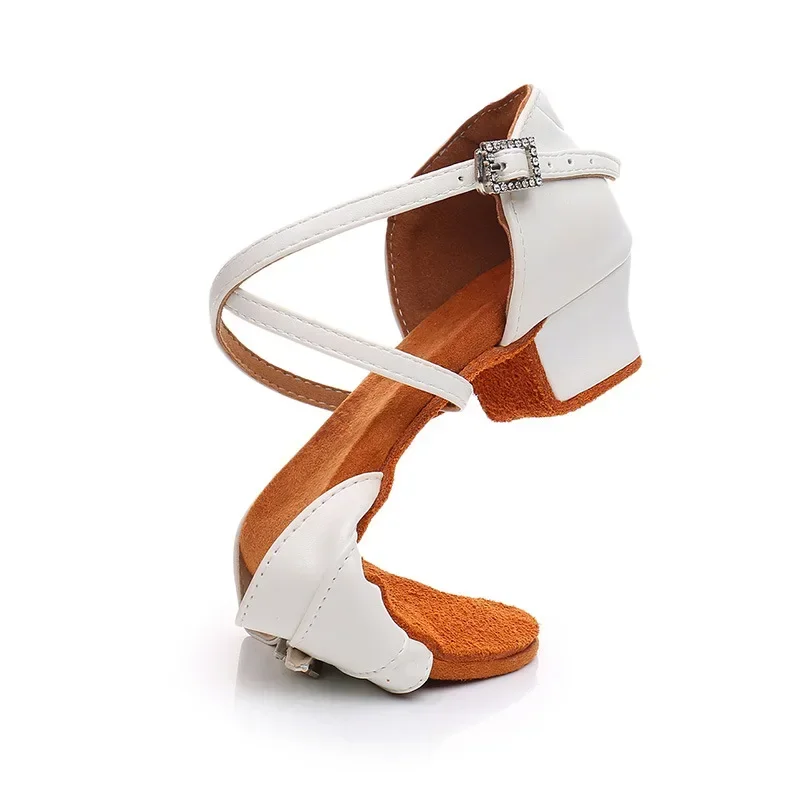 جلد الفتيات العلامة التجارية الجديدة الأبيض الساتان قاعة الرقص أحذية نسائية كعب منخفض لينة أسفل أحذية الرقص اللاتينية أحذية السالسا التانغو 24-40