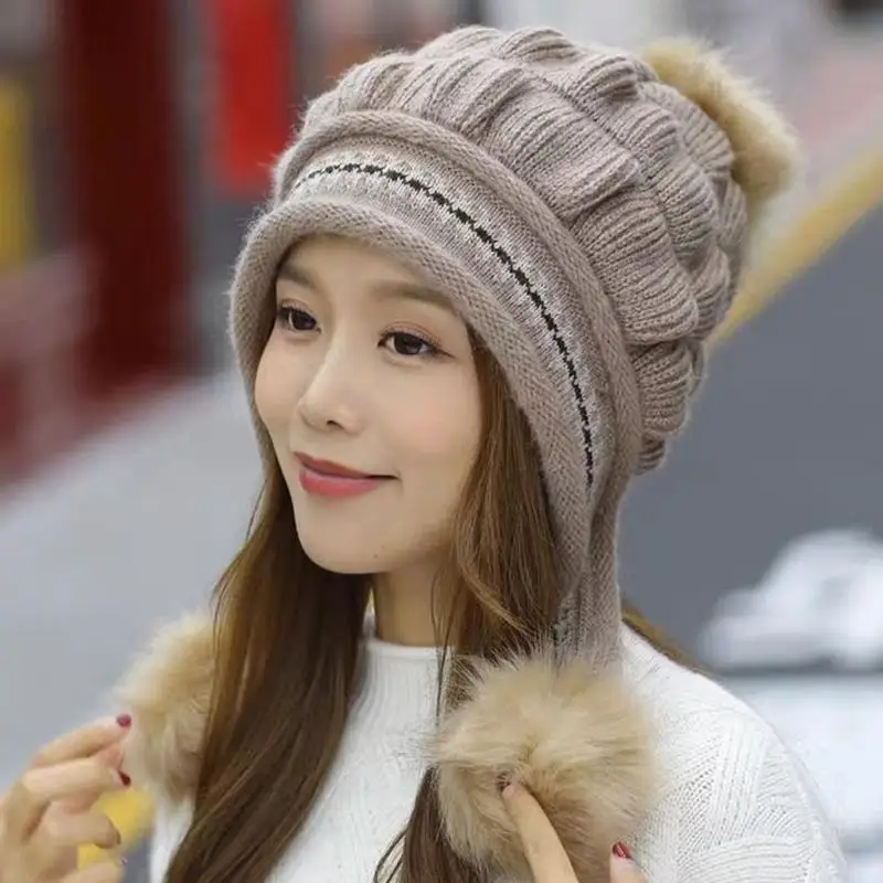 A52E Strapazierfähige Polyester-Strickmütze mit isoliertem Ohrenschutz und großem Dreifachkugel-Detail, unverzichtbar für die