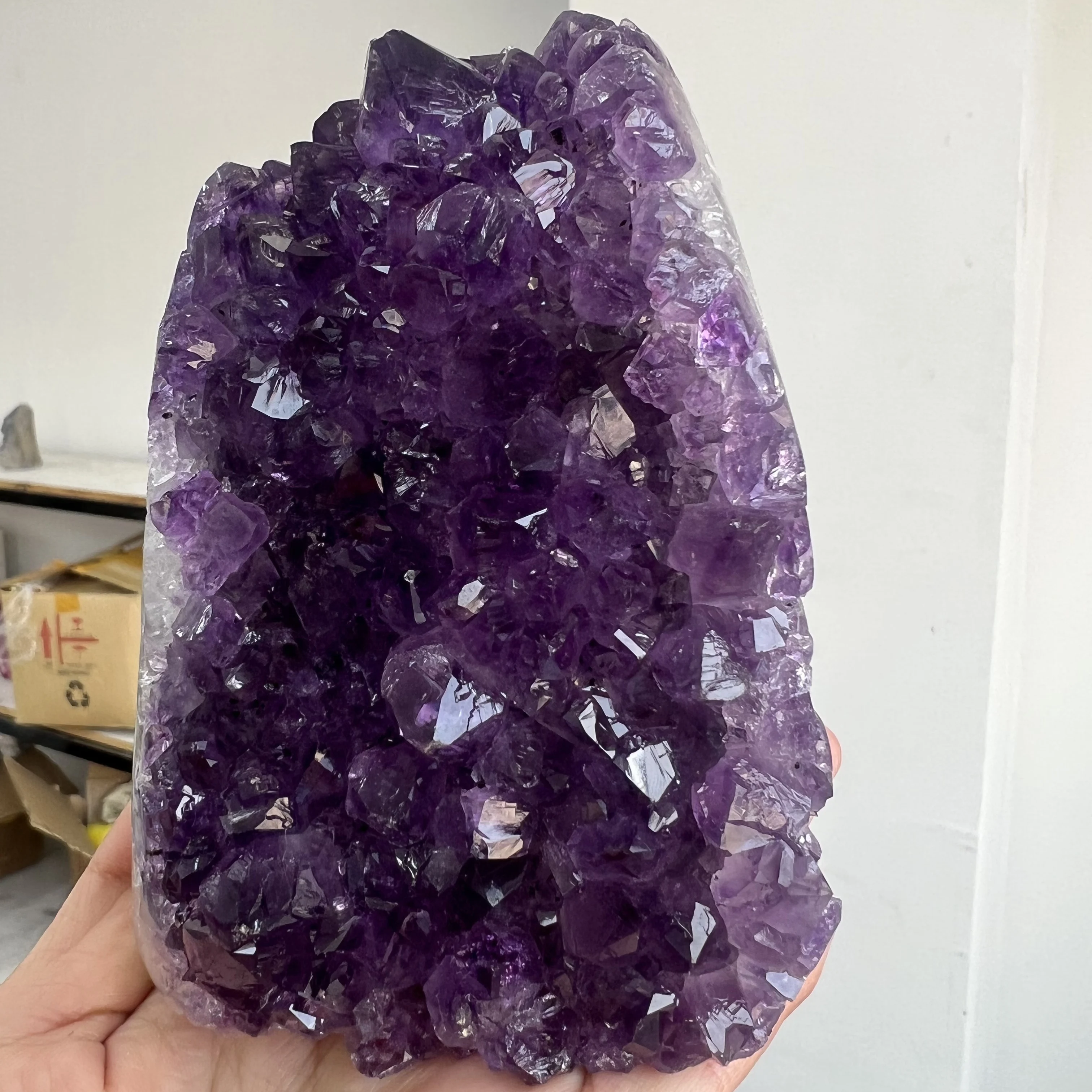 

750 г, 11 см, натуральный уругвайский аметистовый кристаллический кластер на подставке