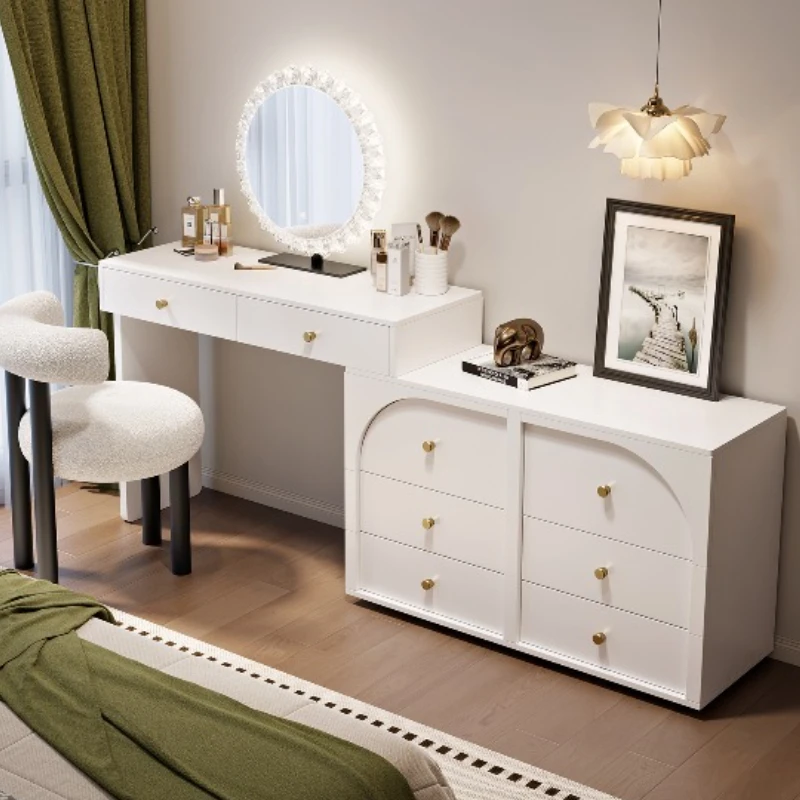 Cómoda francesa, dormitorio moderno, sencillo, pequeño apartamento, mesa de maquillaje, cofre