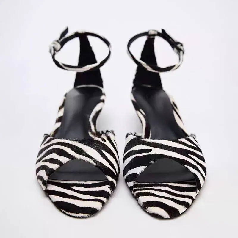 TRAF-Zebra Padrão Ankle Buckle Bombas para Mulheres, Chique, Point Head, Open Toe, Low Spike Saltos, Animal Print, Sandália Sapatos, Novo