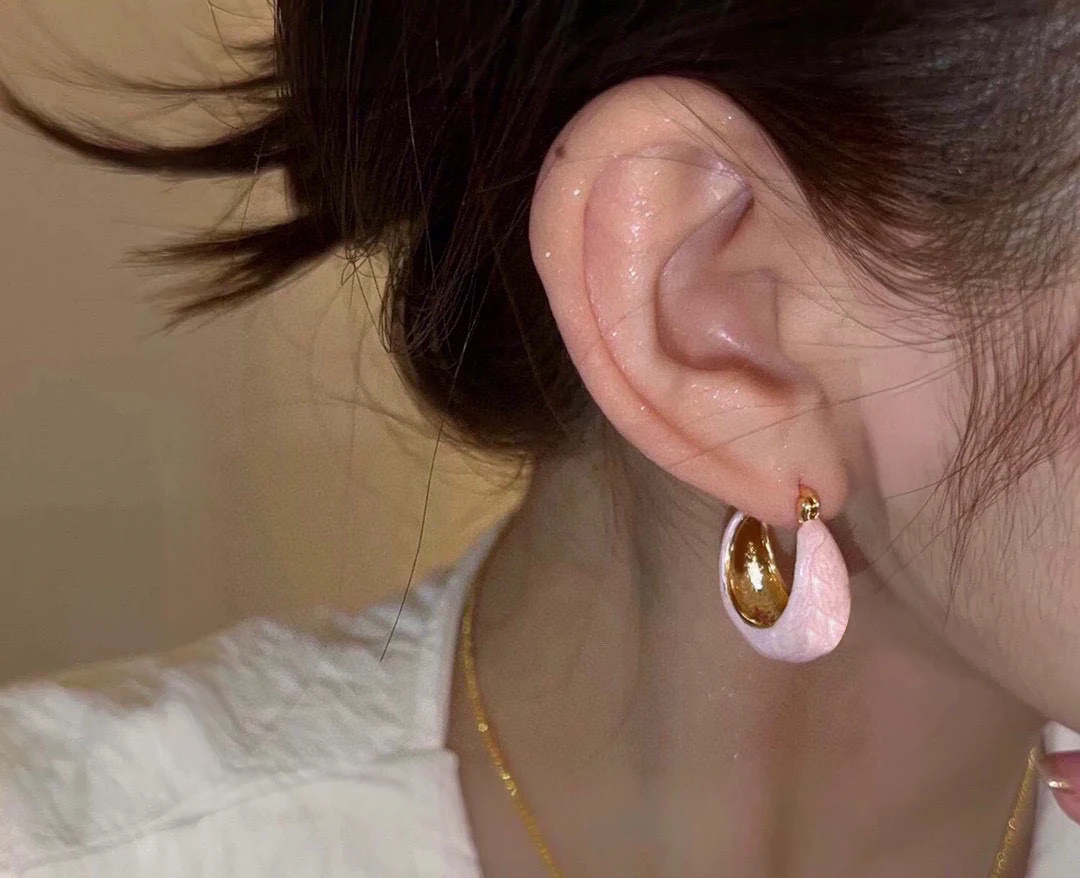 

Женские модные серьги-кольца с отделкой из розового золота, дизайн из мраморной смолы, закрученные пастельные акценты, ювелирный аксессуар