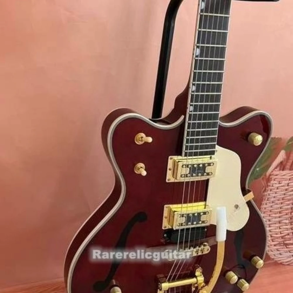 

Электрогитара на заказ, коричневая, с имитацией F-образных отверстий, тремоло-механизм, крепления для струн в форме бабочки, золотая фурнитура