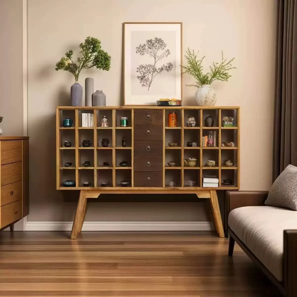 La sala de estar con estructura Bogu de olmo antiguo está arreglada contra la pared, gabinete de almacenamiento, juego de té de piso a techo, gabinete de almacenamiento para juegos de vino