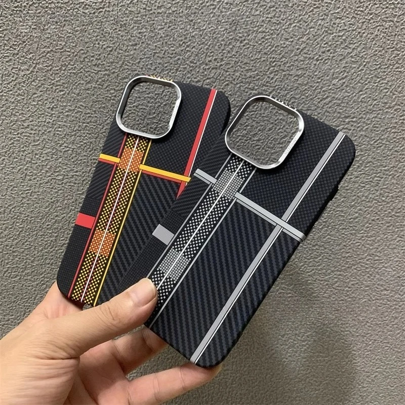 Casing Pelindung iPhone 15 16 17 Pro Max dengan Desain Garis Kontras Warna Carbon Relief, Dilengkapi MagSafe, Pelindung Lensa Kamera, dan Bahan PC