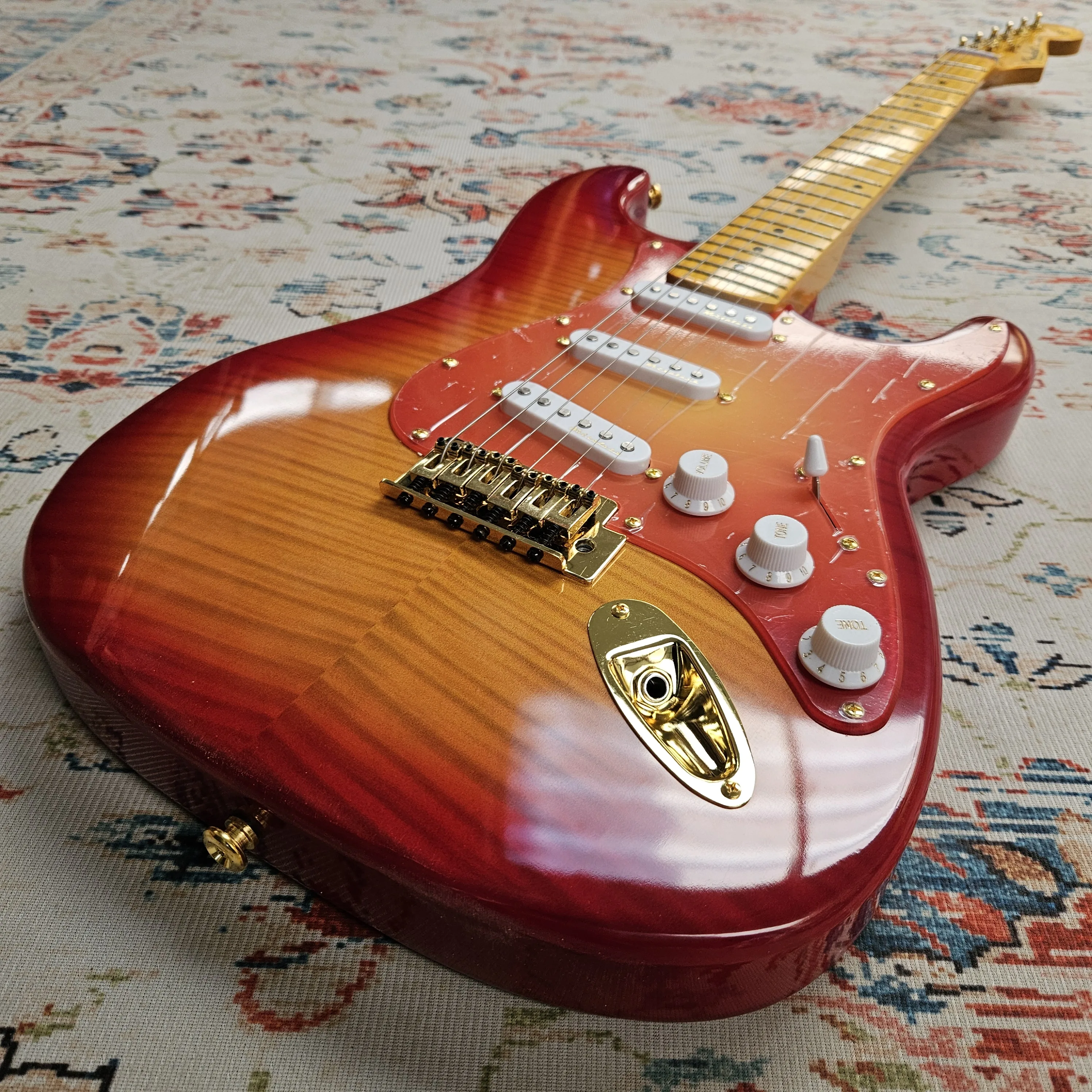 Sunburst S Maple SSS Electric Guitar, Gold Hardware, Amber Pearloid Pickguard, Tremolo Bridge, 22 Frets