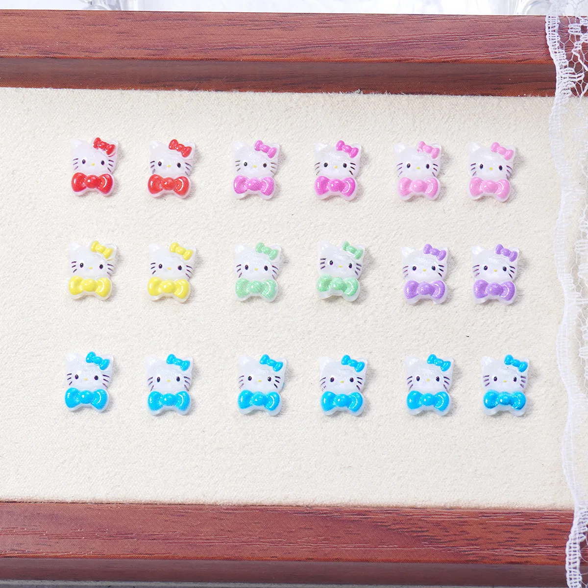 100 pezzi/pacco ciondoli per unghie giapponesi Hello Kitty - nail art con strass in resina, decorazioni per unghie carine a pressione per manicure Kawaii fai da te