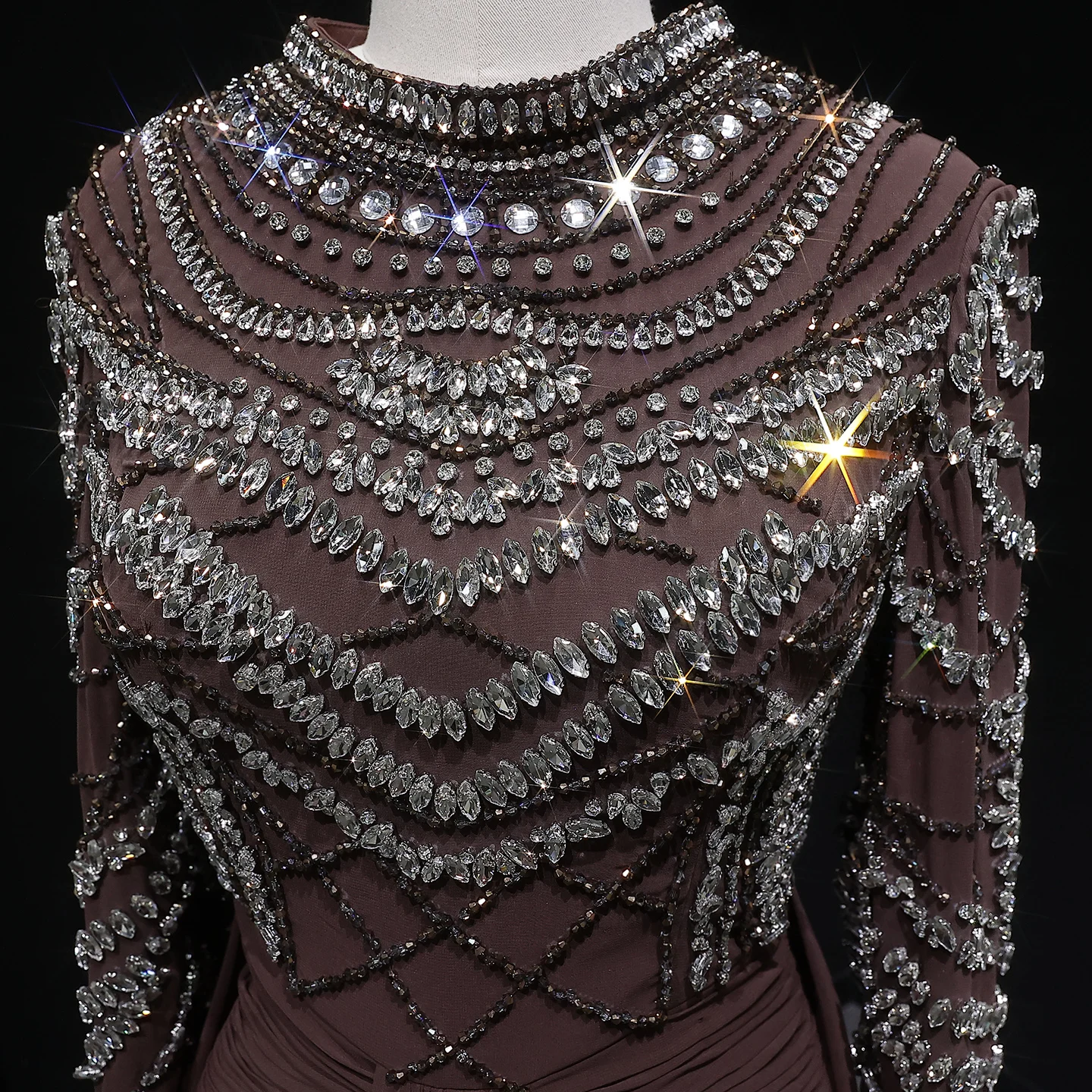 Sharon Said Luxuriöses Abendkleid aus schwerem Kristallbraunem Chiffon mit langen Ärmeln und geraffter Taille, Partykleid für Damen SS402, maßgeschneidert – Detail 8
