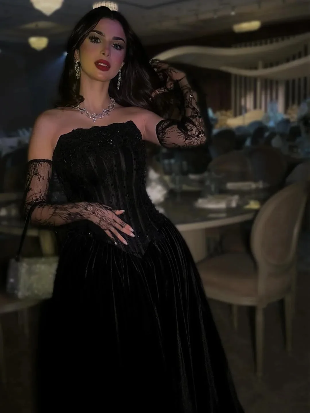 Enchant Maßgeschneiderte Saudi-Abschlussballkleider in Schwarz mit langen Ärmeln, trägerlos, plissiert, Spitze, Perlenverzierung, Partykleider, bodenlanges Abendkleid