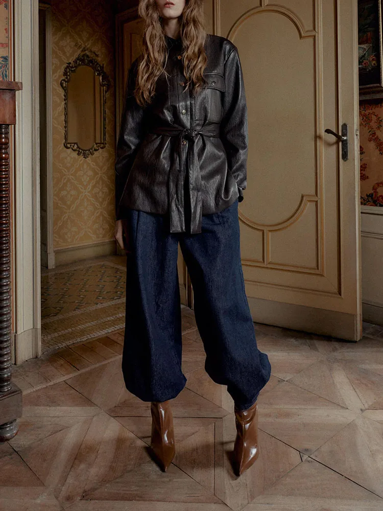 Długi płaszcz damski ze sztucznej skóry z paskiem, zapinany na guziki, idealny do pracy, nowy model na zimę 2025, z uroczym kołnierzykiem.