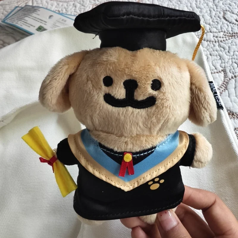 Pingente de boneca de cachorro de pelúcia de formatura maltês e vestido de solteiro para colegas de classe melhores amigos casais presente de temporada de formatura