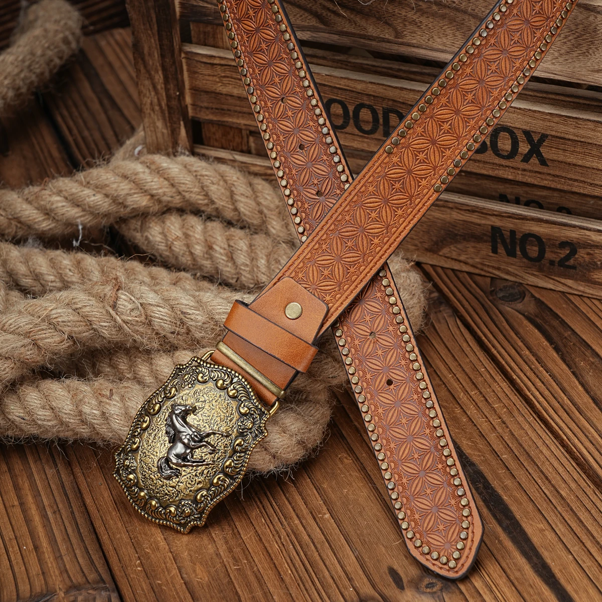 A men\'s and women\'s casual retro belt Western style! PU leather belt with metal buckle  suitable for daily work wear