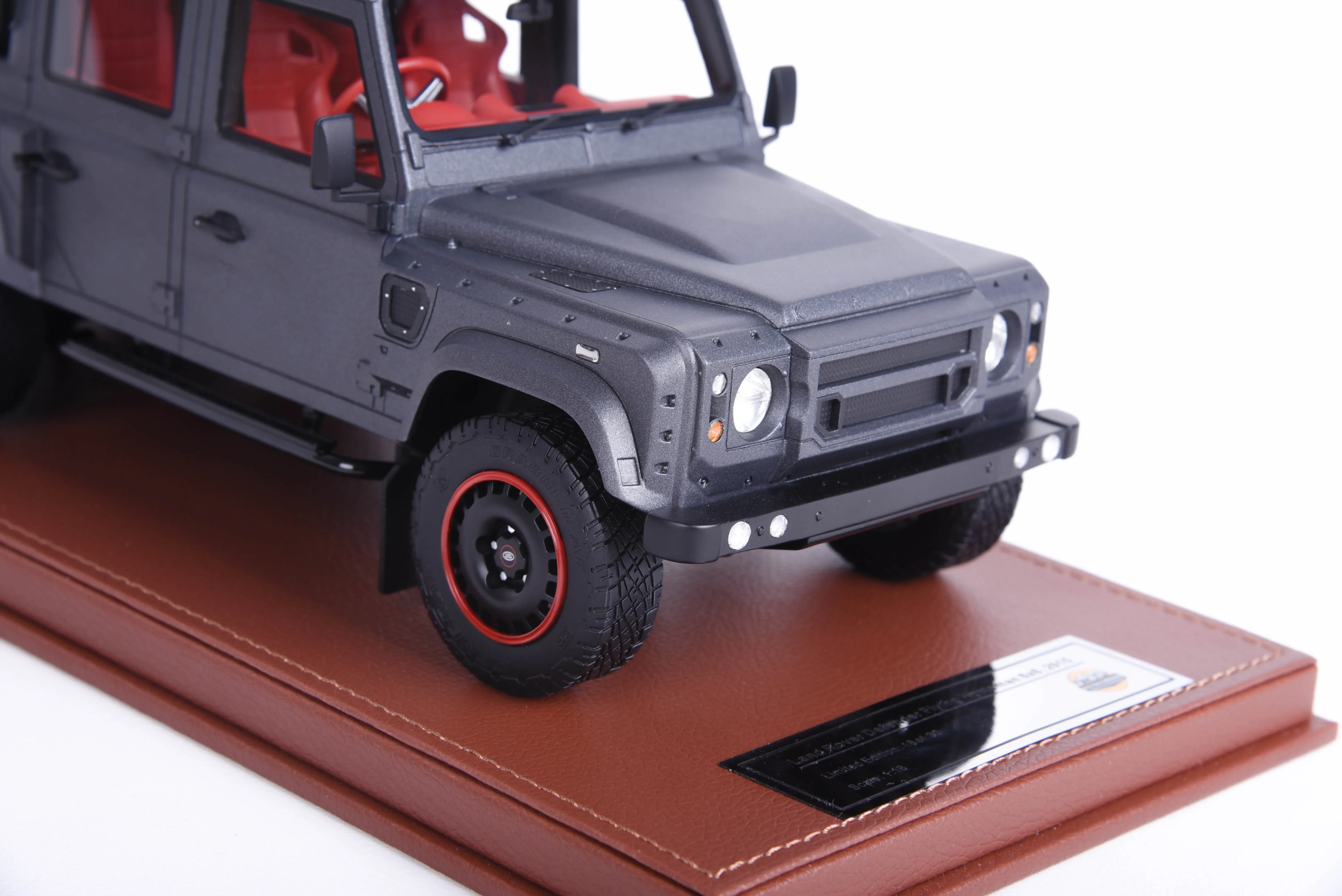 1:43 Perfect Real Car Simulation Models Land Rover Defender Flying Huntsman 6x6 Pickup Resin Car Collection Toy Vehicles Model