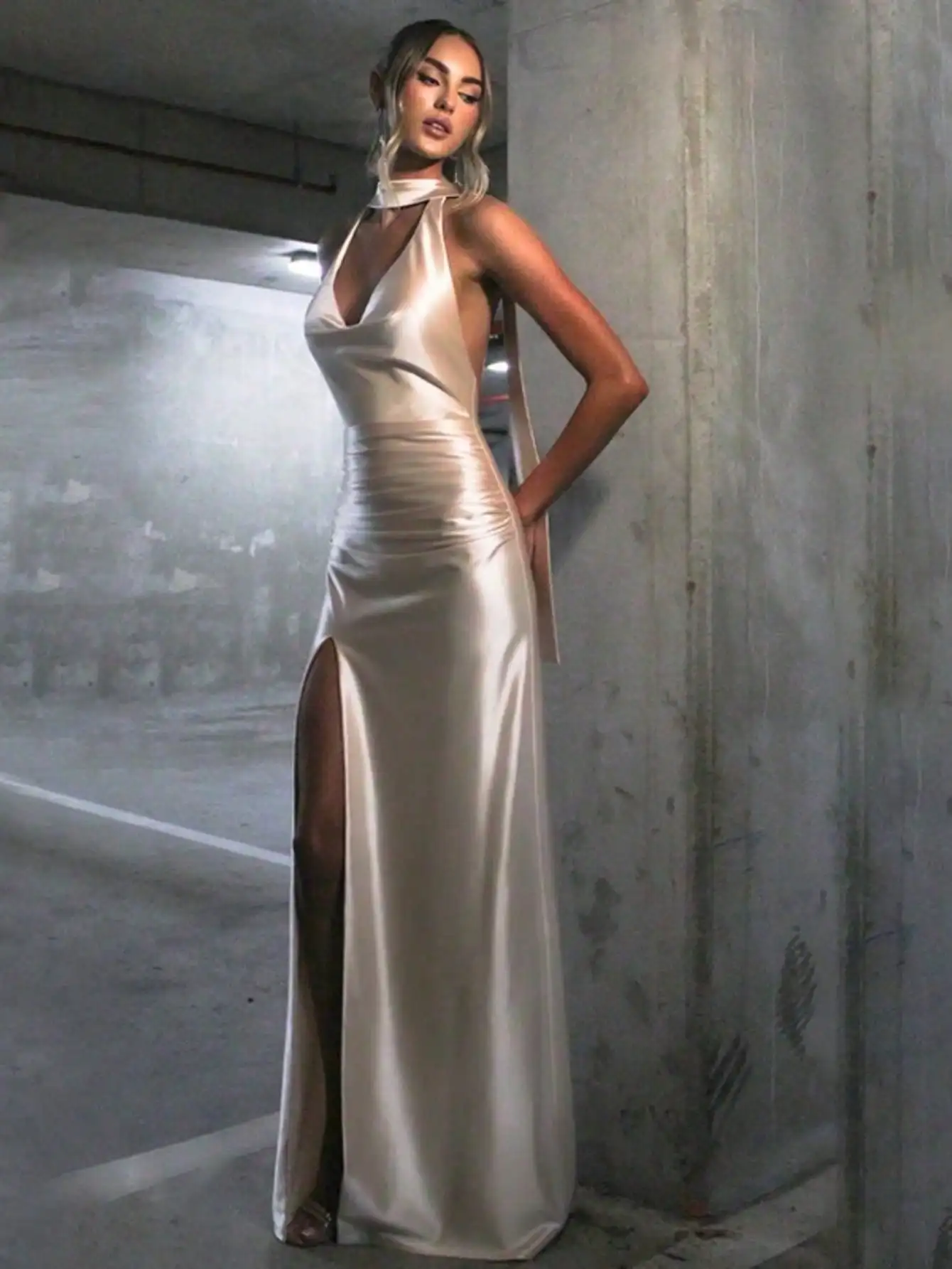 Elegancka satynowa suknia - drapowany dekolt w szpic i odkryte plecy z odpinanym szalem