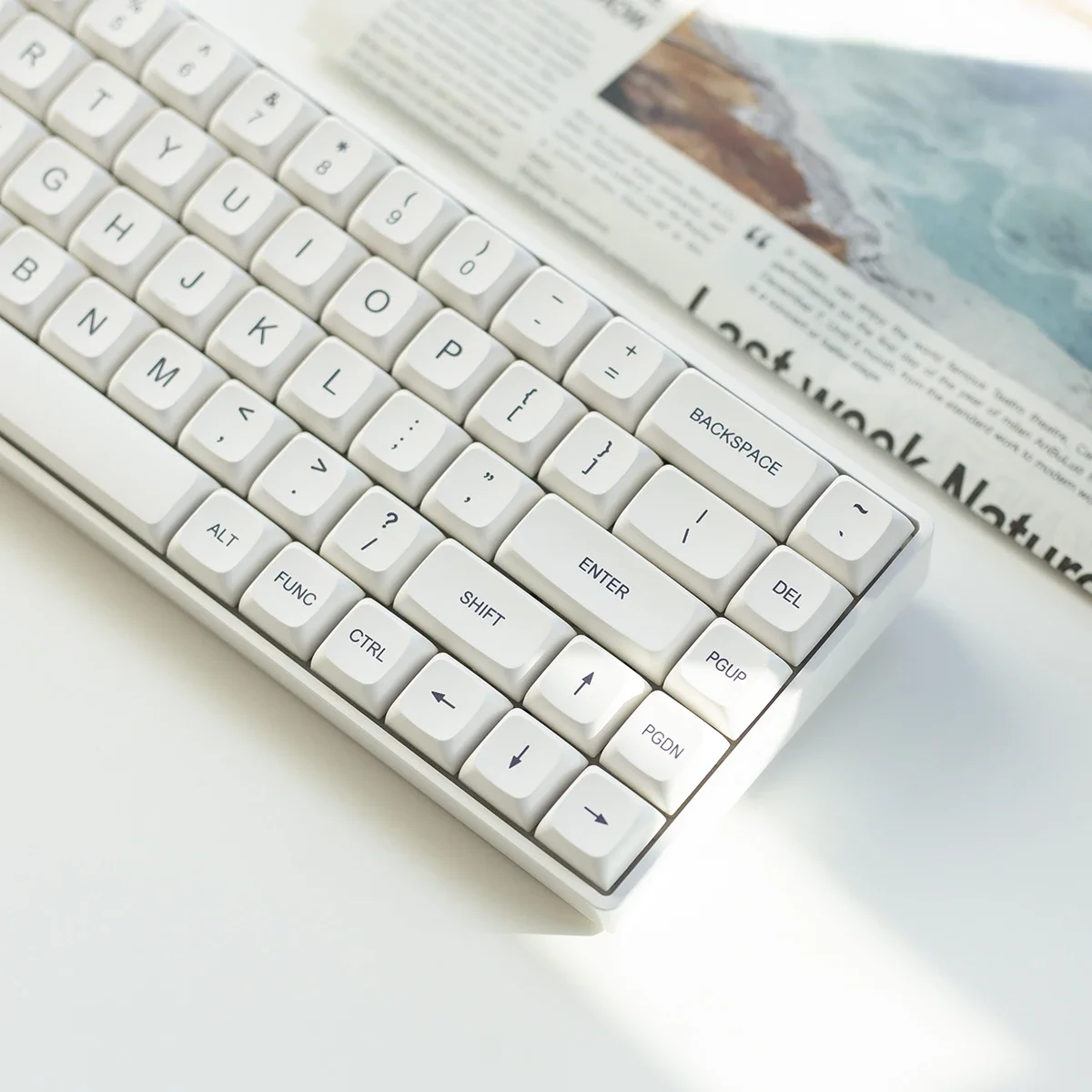 

Minimalist white keycaps Pure white mechanical keyboard cap xda height pbt sublimation 61 64 68 87 980 104