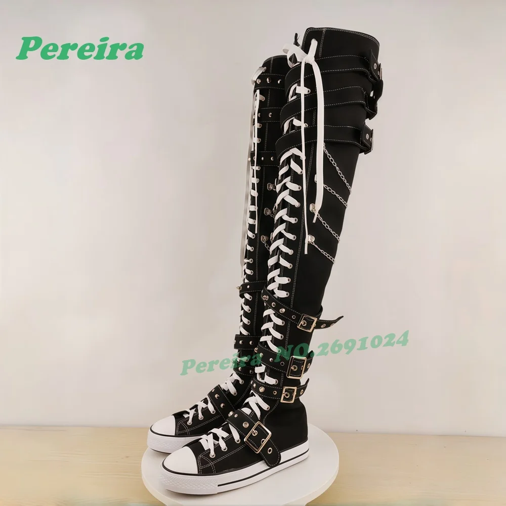 Schwarze Overknee-Stiefel aus Canvas mit mehreren Schnallenriemen, weiße Schnürstiefel mit Kettenverzierung, Punk-Gothic-Stiefel mit hohem Plateau, Patchwork-Sneaker-Stiefel