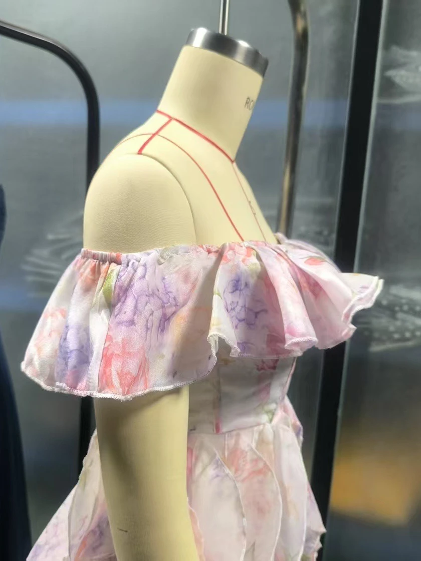 Mini abito con stampa floreale con spalle scoperte e top a tubo