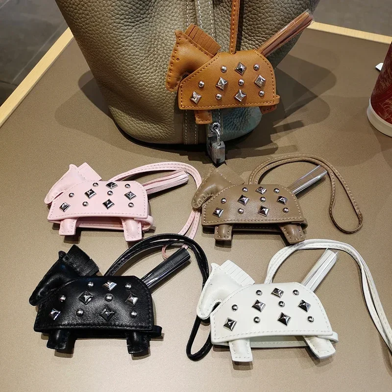 

Подвеска «Пони», подвеска для автомобиля, подвеска для ключей, кожа ручной работы, новые заклепки, боевая лошадь, подвеска для сумки.