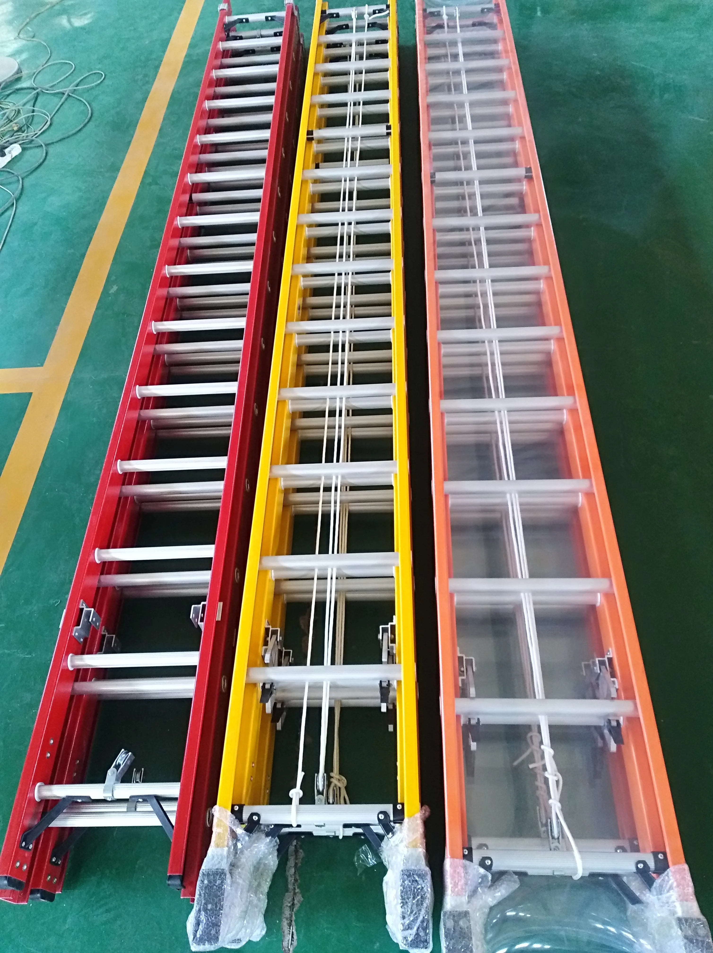 Red or Yellow Fiberglass Extension Ladder, 4.08m to 10.7m Telescopic Ladder, Adjustable Height, Portable and Durable
