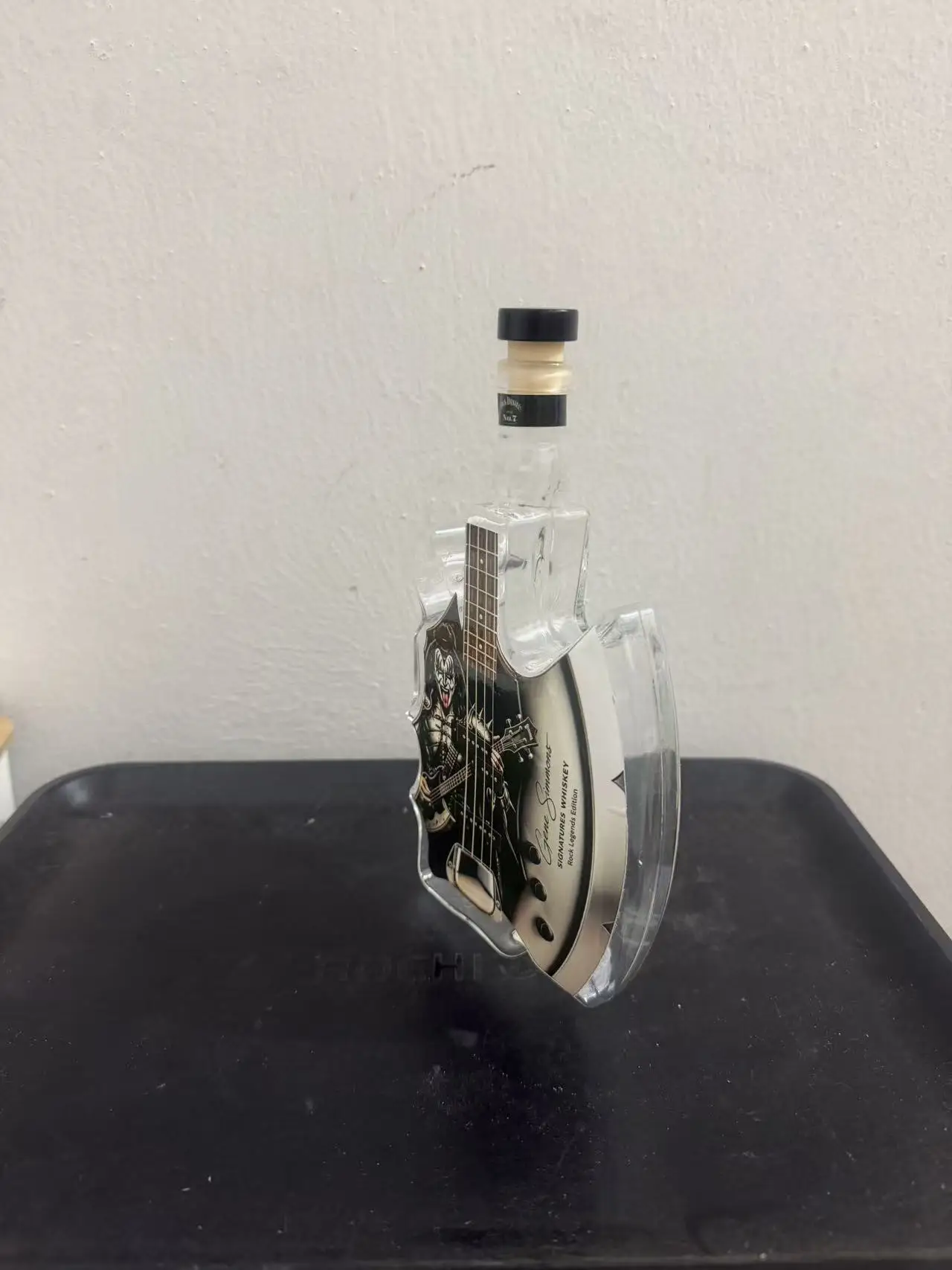 KISS Band Demon Axe – Gitarrenförmiger Whiskey-Dekanter, einzigartige Glasflasche für Spirituosen, Rockbar-Dekoration, Sammlerstück, Geschenk für Rockmusik-Fans – Detail 2