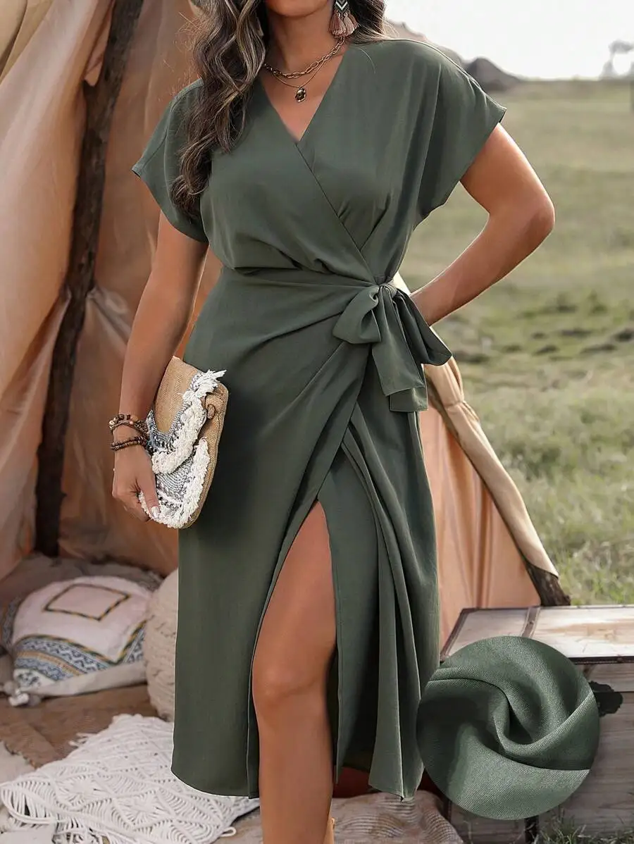 

Оливково-зеленое платье-рубашка с рукавами-летучая мышь и боковым разрезом