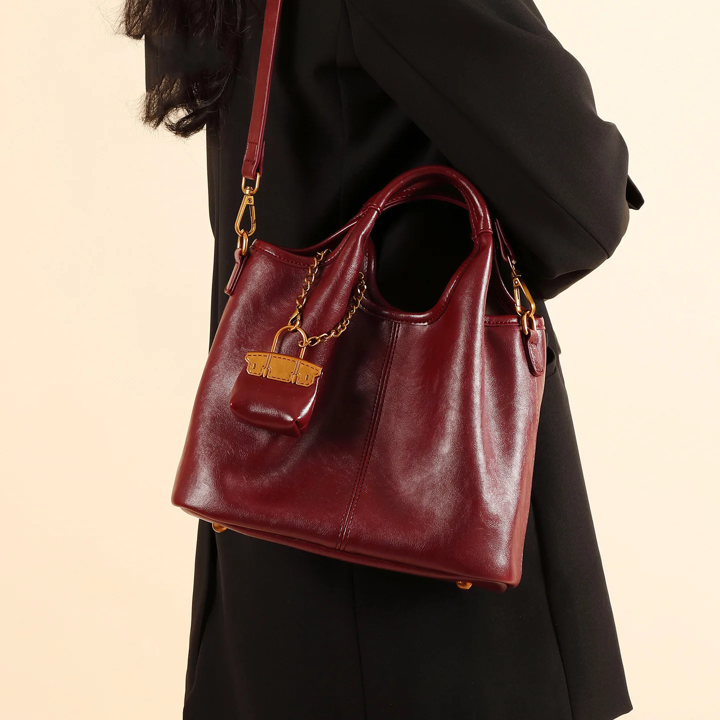 

Fashionable and minimalist 2025 new red commuter bag, suitable for daily use, single shoulder, crossbody, and handheld