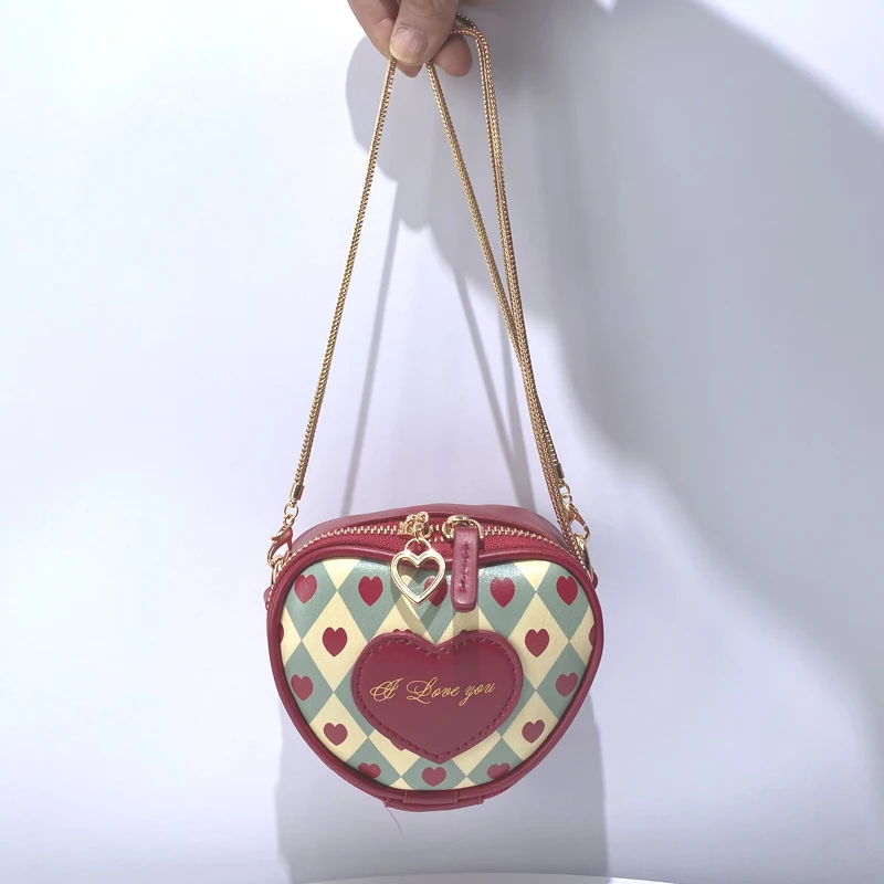 Borse a forma di cuore pesca a catena per le donne borse e portamonete di design di lusso 2024 nuovo nella moda Mini lettera decorare Crossbody