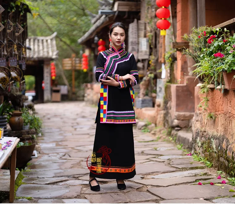 

Chinese Female Lahu Ethnic Style Retro Cotton and Linen Slim Fit Medium Long Set