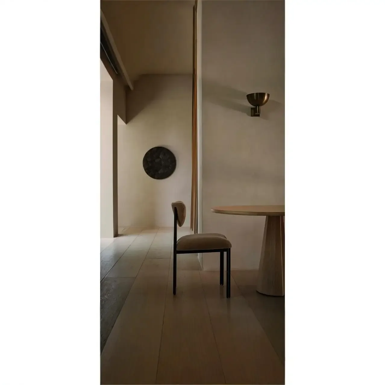 كرسي طعام مريح مصنوع من نسيج الصوف المعدني والخشب الفرنسي المستعمل