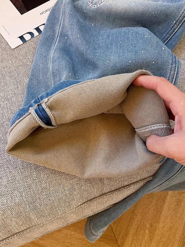 Nuovi jeans da donna con ricamo floreale di design Fodera in pile invernale Pantaloni caldi a gamba larga Pantaloni lunghi casual Pantaloni in denim streetwear