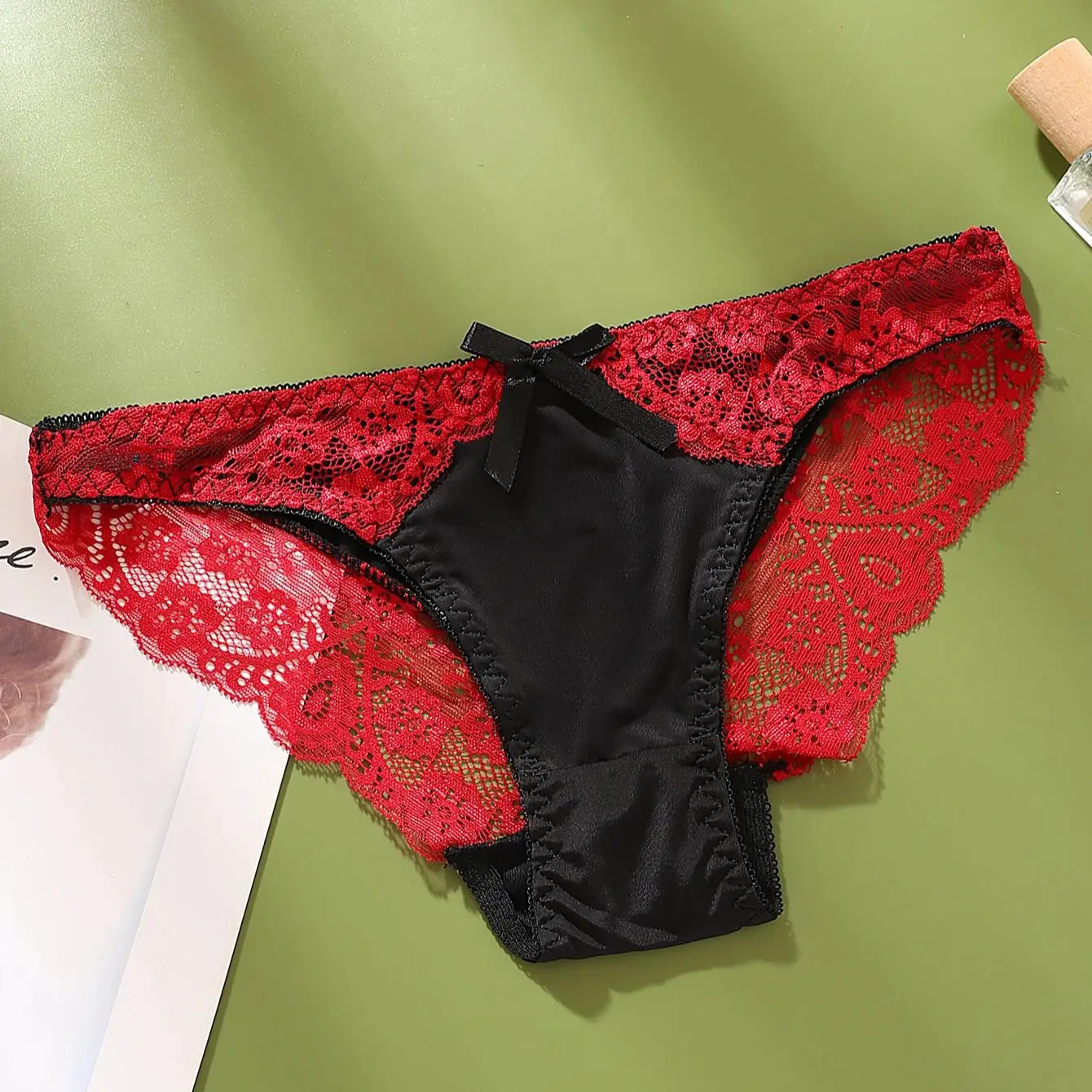5-Pack of Women's Sexy Briefs with Contrasting Colors, Comfortable and Breathable, Featuring a Bow, Close-Fitting Lace Patchwork, and Low-Waist Design