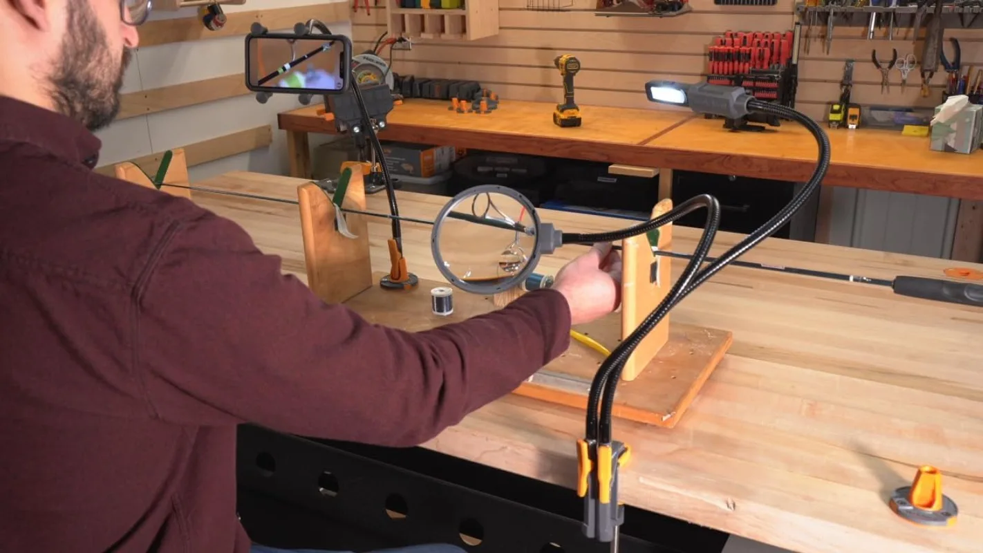 接続する |   3 つのベンチ マウントを備えたハンズフリー アクセサリ システム |   拡大鏡、充電式作業灯付き